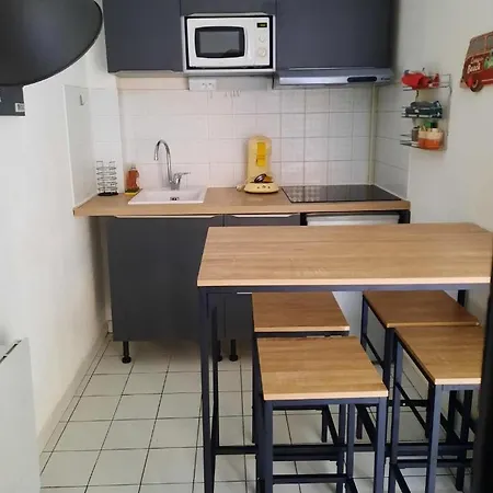 100m De La Richelieu + Piscine * אגדה